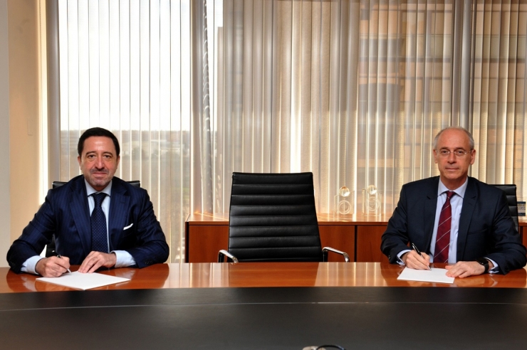 Instant de la signatura de l'acord entre Vall Banc i Inversis.